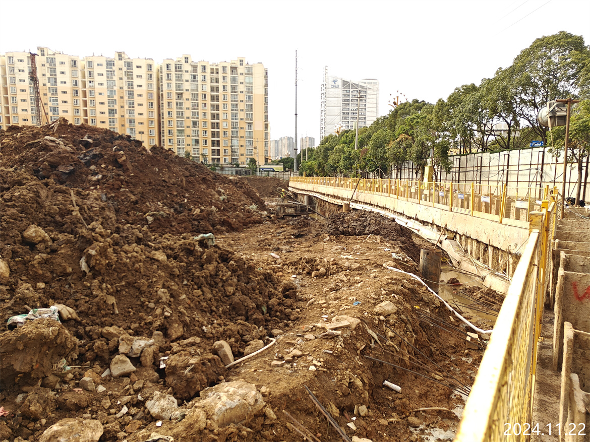 04基坑西侧全景图.jpg